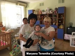 Елсі з працівницями одеського дитбудинку