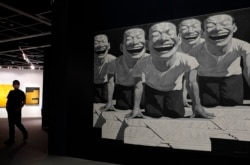 一名男子走過香港蘇富比拍賣的中國藝術家岳敏君的繪畫“獅子”的廣告。（2020年10月3日）