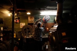 Eski proyektorlarni yangilash, raqamli texnologiyaga o'tish qimmat jarayon.