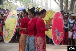 អ្នករបាំ​កាន់​តាំងយូ​នៅ​ក្នុង​នៅ​ចំពោះ​ទស្សនិកជន​ក្នុង​ឱកាស​បុណ្យ​ចូលឆ្នាំ​ខ្មែរ​ឆ្នាំមមែ​នៅ​ខេត្តសៀមរាប នៃ​ប្រទេស​កម្ពុជា។