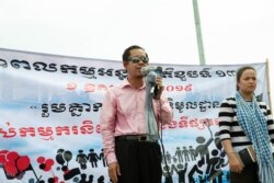 រូបឯកសារ៖ លោក រ៉ុង ឈុន ប្រធានសហព័ន្ធ​សហជីពកម្ពុជាថ្លែង​នៅក្នុង​ការ​ប្រមូល​ផ្តុំ​គ្នា​របស់​អង្គការ​សង្គម​ស៊ីវិល​អំឡុង​ទិវាពលកម្ម​អន្តរជាតិ​លើក​ទី​១៣៣ នៅ​ទីលាន​ប្រជាធិបតេយ្យ​កាលពី​ព្រឹក​ថ្ងៃទី​០១ ខែឧសភា ឆ្នាំ២០១៩។ (ទុំ ម្លិះ/VOA)