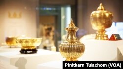 เครื่องถมทองพระราชทานจากพระบาทสมเด็จพระเจ้าอยู่หัวรัชกาลที่ 9 เก็บรักษาที่พิพิธภัณธ์และหอสมุดปธน.บิล คลินตัน