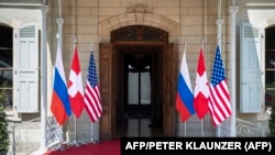 美俄日內瓦峰會前夕，瑞士拉格蘭奇別墅外豎立俄羅斯、美國和瑞士的國旗。 （2021年6月15日）