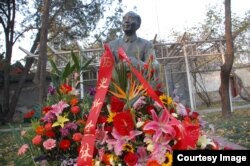 北京的郭沫若故居中郭沫若全身铜像和中国社会科学院历史所送的花篮（2007年11月）