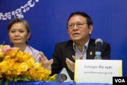 រូបឯកសារ៖ លោក​កឹម សុខា ​ប្រធាន​ស្តីទី​គណបក្សសង្គ្រោះ​ជាតិ ថ្លែង​ទៅកាន់ក្រុមអ្នក​តំណាង​ស្រ្តី​គណបក្សគណបក្សសង្គ្រោះ​ជាតិ​នៅ​ទី​ស្នាក់ការ​បក្ស​សង្រ្គោះជាតិ​ នា​រាជធានី​ភ្នំពេញ នៅថ្ងៃ​ពុធ ទី​១០ ខែ​សីហា ឆ្នាំ​២០១៦។ (ឡេង ឡែន/VOA)