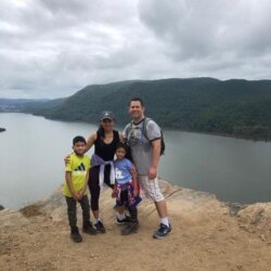 Novia Hardy dan keluarga (foto: courtesy).