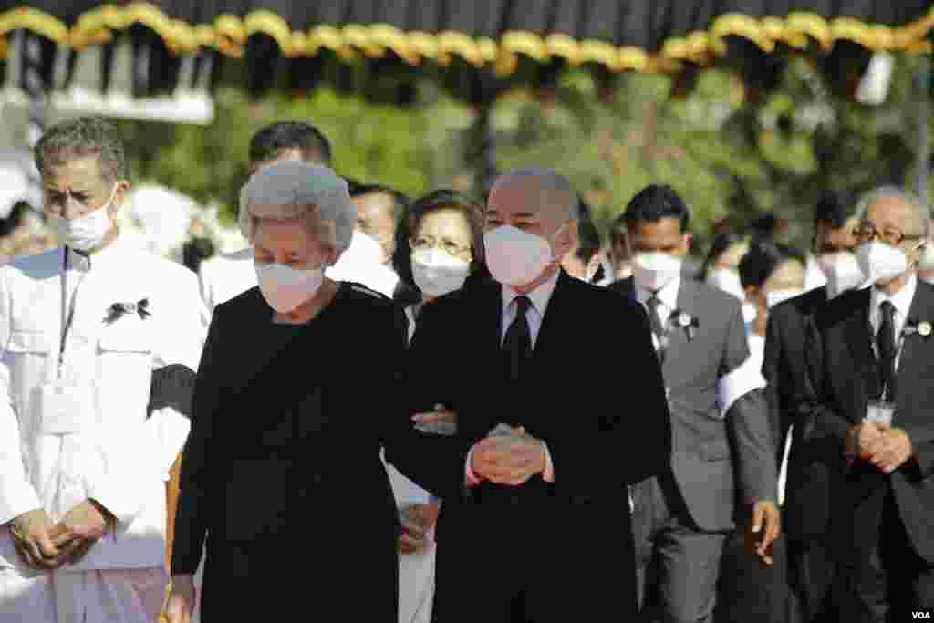 ព្រះមហាក្សត្រ​ សម្តេច​ព្រះ​បរមនាថ​ នរោត្តម​ សីហមុនី​ និងសម្តេច​ព្រះ​មហាក្សត្រី​ នរោត្តម​ មុនិនាថ​ សីហនុ​ យាង​ចូលរួម​ពិធី​បូជា​ព្រះ​សព​របស់​សម្តេច​ក្រុម​ព្រះ​ ​នរោត្តម​ រណឫទ្ធិ​ នៅ​វាល​ព្រះមេរុ ​មុខ​​វត្តបុទមវតី​ រាជធានី​ភ្នំពេញ​ ថ្ងៃទី៨​ ខែធ្នូ​ ឆ្នាំ​២០២១។ (ហ៊ាន សុជាតា/វីអូអេ)