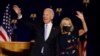 Le candidat démocrate à la présidentielle américaine, Joe Biden et son épouse saluent la foule, à Wilmington, Delaware le 7 novembre, 2020 après que les médias ont annoncé que Biden avait remporté l'élection de 2020 contre le président Trump, . REUTERS /Jim Bourg