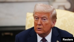 El presidente Donald Trump se reúne con el primer ministro británico Keir Starmer en la Oficina Oval de la Casa Blanca, el 27 de febrero de 2025 en Washington. 