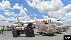 Msaada wa maski, vifaa vya kupima COVID-19 na vya kujikinga na maambukizi, msaada wa bilionea wa China mwenye kampuni ya Alibaba co-founder Jack Ma, ikushushwa kutoka katika ndege ya Ethiopian airlines Machi 24, 2020 ulipowasili katika uwanjwa wa ndege wa Jomo Kenyatta Nairobi. (