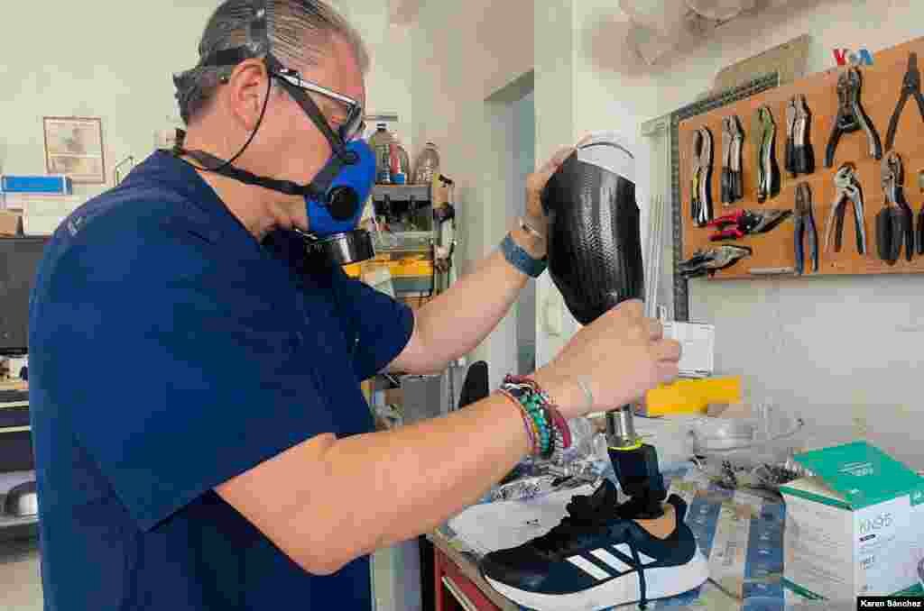 La labor de este laboratorio es ensamblarlos, alinearlos y personalizarlos para que se adapten a cada paciente.