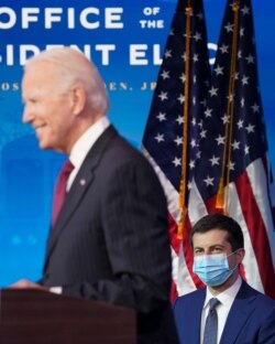 El presidente electo Joe Biden anuncia la nominación del exalcalde de South Bend, Indiana, Pete Buttiegieg, para Secretario de Transporte, en el Teatro Queens, de Wilmington, Delaware, el 16 de diciembre de 2020.