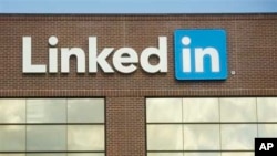 El logo de LinkedIn en la sede de la compañía en Mountain View, California. [Foto de archivo]