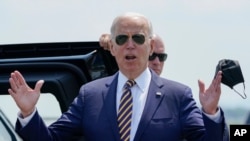 El presidente Joe Biden responde a las preguntas de los periodistas sobre infraestructura cuando llega al Aeropuerto Internacional de Lehigh Valley en Allentown, Pensilvania, el 28 de julio de 2021.