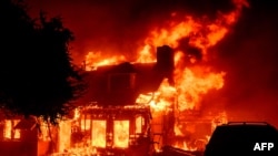 እአአ 2025 በካሊፎርኒያ ሎስ አንጀለስ አልታዴና አካባቢ አንድ በቃጠሎ የወደመ ቤት።