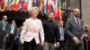 De izquierda a derecha, la presidenta de la Comisión Europea (UE), Ursula von der Leyen, el presidente de Ucrania, Volodymyr Zelenskyy, y el presidente del Consejo Europeo, Charles Michel, caminan juntos durante una cumbre de la UE en Bruselas, Bélgica, el 9 de febrero de 2023.