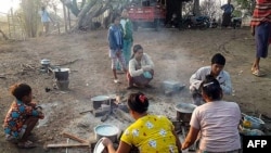 တောတောင်ထဲထွက်ပြေးနေကြတဲ့ ကနီဒေသခံရွာသားများ