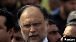 លោក Ahsan Iqbal រដ្ឋមន្ត្រី​ក្រសួង​មហាផ្ទៃ​របស់​ប៉ាគីស្ថាន​ថ្លែង​ទៅ​កាន់​សារព័ត៌មាន​នៅ​ខាង​ក្រៅ​តុលាការ​នៅ​ក្នុង​ក្រុង Islamabad ប្រទេស​ប៉ាគីស្ថាន កាលពី​ថ្ងៃទី២ ខែតុលា ឆ្នាំ២០១៧។