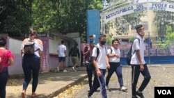 Estudiantes salen de una escuela de Nicaragua a mediados de 2020. Foto de Daliana Ocaña, VOA.