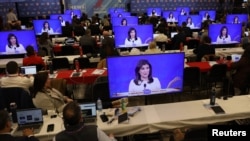 Periodistas atentos a la candidata presidencial republicana y exembajadora de Estados Unidos ante las Naciones Unidas Nikki Haley, durante el 4to debate de candidatos republicanos de la campaña presidencial de 2024, organizado por NewsNation en Alabama, en diciembre. 6, 2023.