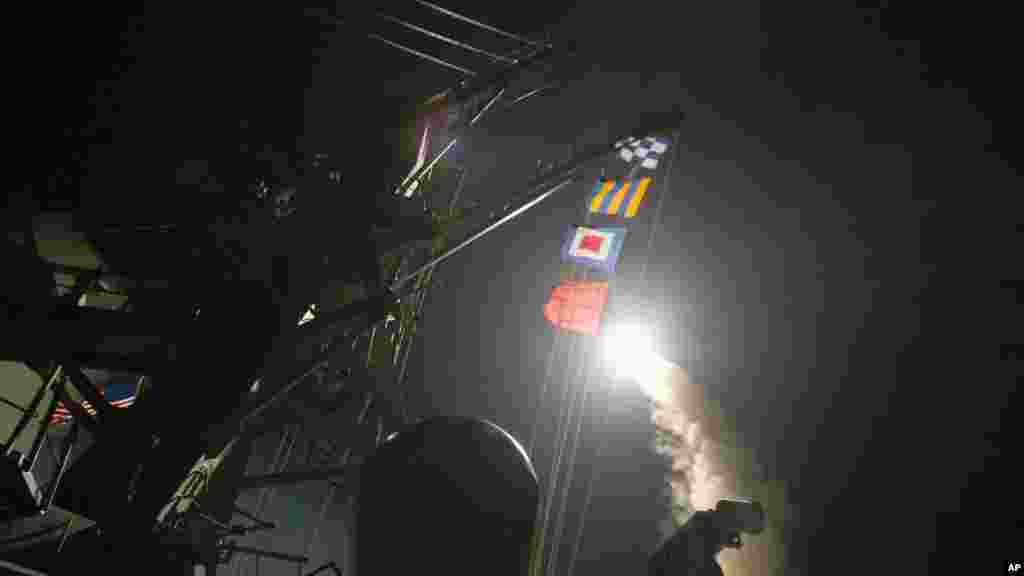 Lokacin da Jirgin sojin ruwan Amurka dake tekun Meditareniya mai suna USS Ross (DDG 71) ya harba makamai masu linzami . Afrilu 7, 2017 &nbsp;