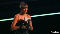 FILE - Taylor Swift receives the award for the Best Longform Video during the 2022 MTV Europe Music Awards (EMAs) at the PSD Bank Dome in Duesseldorf, Germany, November 13, 2022. (REUTERS/Wolfgang Rattay)