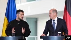 El presidente ucraniano, Volodymyr Zelensky, y el canciller alemán Olaf Scholz durante una conferencia de prensa en Berlín el 14 de mayo de 2023.