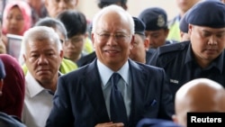 លោក Najib Razak អតីត​នាយករដ្ឋមន្ត្រី​នៃ​ប្រទេស​ម៉ាឡេស៊ី ពេល​មកដល់​​តុលាការមួយក្នុងក្រុងកូឡាឡាំពួ