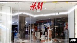 Một cửa hàng của H&M, hãng thời trang của Thụy Điển hiện có sản phẩm được gia công từ 62 nhà máy ở Campuchia.