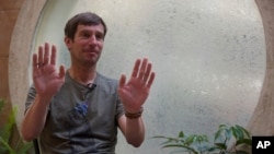 Vodič planinara Lukas Furtenbah govori za Asošijeted pres u Katmandu, Nepal, 22. maja 2021.