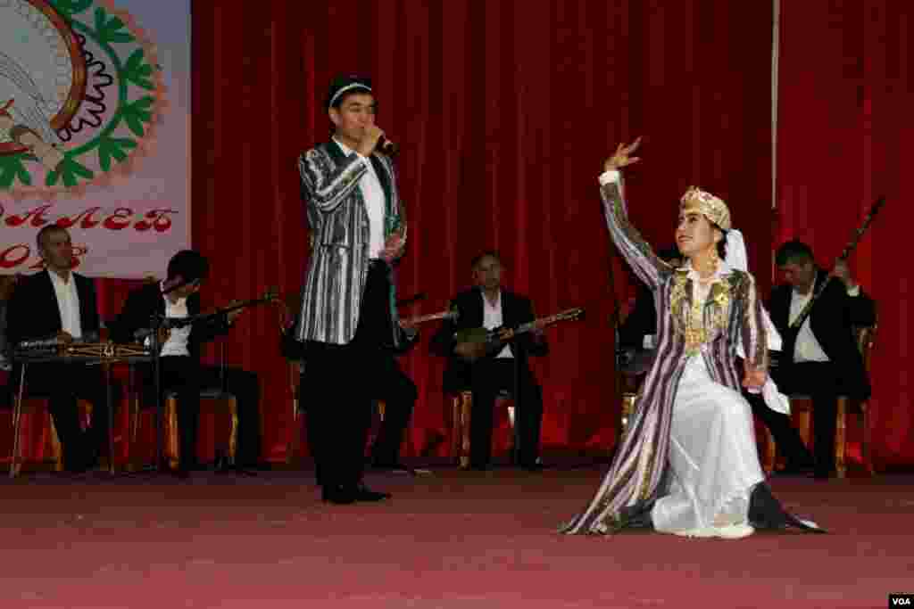 Olimjon To'xtayev mumtoz qo'shiq kuylamoqda.&nbsp;