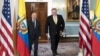 El secretario de Estado de EE.UU., Mike Pompeo, a la derecha, acompaña a su homólogo ecuatoriano, el canciller Luis Gallegos, en un encuentro sostenido en Washington D.C., el 9 de noviembre de 2020.
