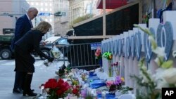 جوبایدن، رییس جمهور و جیل بایدن، بانوی نخست ایالات متحده در محل حمله مرگبار نیواورلینس گل گذاشتند