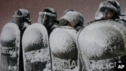 La policía custodia un supermercado tras reportes de que saqueadores intentaban entrar al comercio en Bariloche, Argentina, el 23 de agosto de 2023.