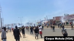 Polícia usa gás lacrimonégo para dispersar manifestantes em Luanda, Angola