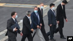 El secretario de Salud y Servicios Humanos de EE.UU., Alex Azar (centro) habla con el vicecanciller de Taiwán, Tien Chung-kwang, al llegar al aeropuerto Taipei Songshan, el domingo 9 de agosto de 2020.