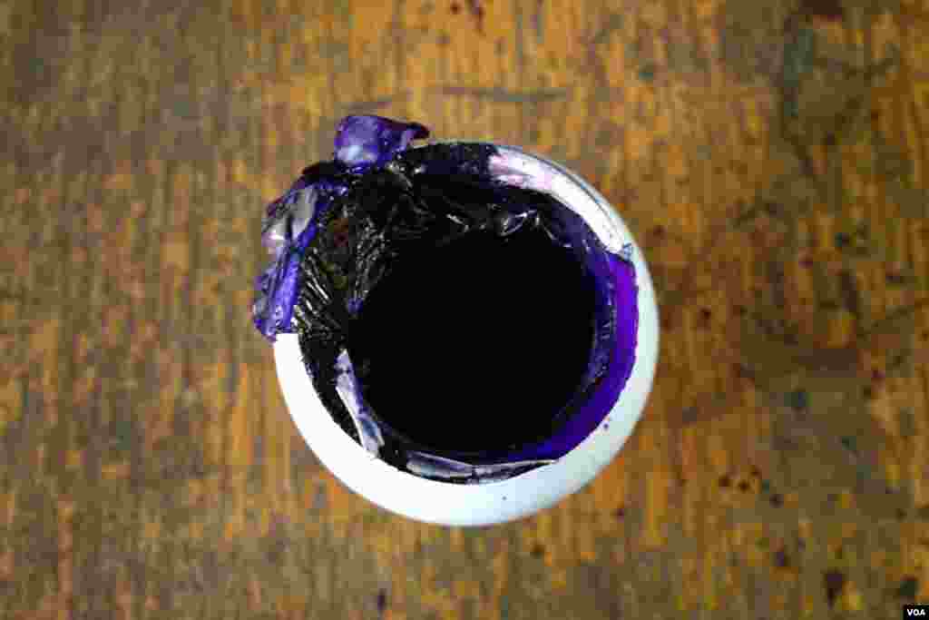 Egyptians dip their index finger into ink after voting as a way to avoid voter fraud, Cairo, Egypt, June 16, 2012. (Y. Weeks/VOA)