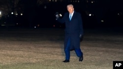 Претседателот Доналд Трамп по пристигнувањето во Белата куќа, 19 февруари 2025 година, во Вашингтон