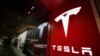 Sebuah tanda berlogo perusahaan ditampilkan di luar toko Tesla di Cherry Creek Mall di Denver. (Foto: AP)