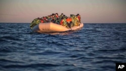 Des migrants et des réfugiés de différentes nationalités africaines attendent sur un bateau pneumatique surchargé au large des côtes libyennes, samedi 6 février 2021.