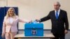 El primer ministro israelí, Benjamin Netanyahu, y su esposa Sarah, emiten sus votos en Jerusalén el martes, 17 de septiembre, de 2019 en unas elecciones que podrían poner fin a 10 años de su dominio en la política de Israel.