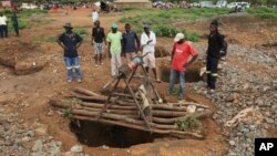 Un puit de mine à la périphérie de la ville de Kadoma, à environ 200 kilomètres à l'ouest d'Harare au Zimbabwe le 14 février 2019. (AP Photo/Tsvangirayi Mukwazhi)