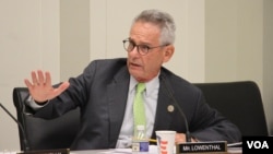 រូបឯកសារ៖ សមាជិក​សភា​លោក Alan Lowenthal នៃ​គណបក្ស​ប្រជាធិបតេយ្យ​​រដ្ឋ California ថ្លែង​នៅ​ឯ​សវនាការ​សាធារណៈ​មួយ​ស្តីអំពី​ «ការ​ធា្លក់​ចុះរបស់​កម្ពុជា»​ ​នៅ​ថ្ងៃ​អង្គារ ទី១២ ខែ​ធ្នូ ឆ្នាំ២០១៧ អគារ Rayburn ក្នុង​វិមាន Capitol ក្នុង​រដ្ឋធានី ​វ៉ាស៊ីនតោន។ (ស្រេង លក្ខិណា/VOA)