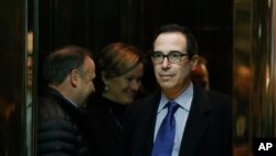 អ្នក​ចូលរួម​កំពុង​កាន់​ទូរស័ព្ទ​ក្នុង​ពេល​ប្រមូល​ផ្ដុំ​គ្នា​នៃ​ក្រុម​បុគ្គលិក​រដ្ឋ​ដើម្បី​គាំទ្រ​ដល់​ការ​ធ្វើ​បាតុកម្ម​ប្រឆាំង​នឹង​សេចក្ដី​ព្រាង​ច្បាប់​ធ្វើ​បត្យាប័ន នៅទីក្រុង​ហុង​កុង ប្រទេស​ចិន។