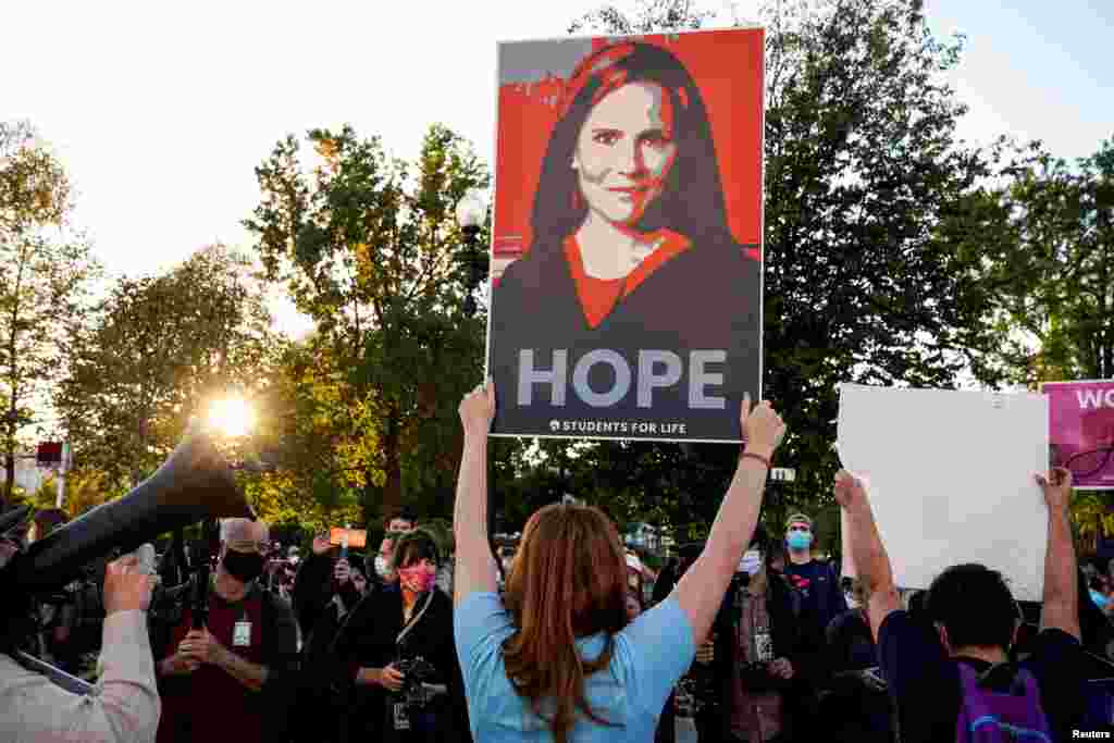 Un activista que apoya la nominación de Amy Coney Barrett a la Corte Suprema sostiene un cartel que dice "esperanza" en Washington, D.C., el lunes 26 de octubre de 2020.
