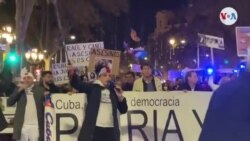 Cientos de cubanos protestaron en el céntrico Paseo de Gracia en Barcelona