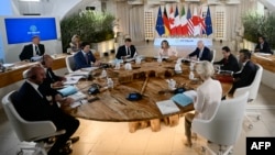 Лидерите на Г7 пристигнуваат на самитот соочувајќи се со огромен број проблеми дома, иако бараат решенија за многу од најгорливите проблеми во светот