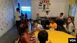 Los niños en este comedor no solo reciben ayuda en alimentación si no también en preparación académica.
