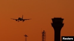 ARCHIVO - El regreso de 90 venezolanos en un avión de la línea Conviasa forma parte de una serie de seis vuelos del plan 'Retorno a la Patria', que se reactivó desde febrero pasado.