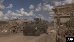 Ukrajinsko vojno vozilo prolazi pored uništenog graničnog prelaza sa Rusijom, u oblasti Sumi, 14. avgusta 2024. godine, usred ruske invazije na Ukrajinu.